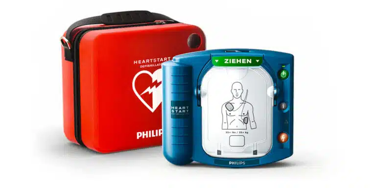 AED und rote Philips-Tasche leicht schräg nebeneinander fotografiert